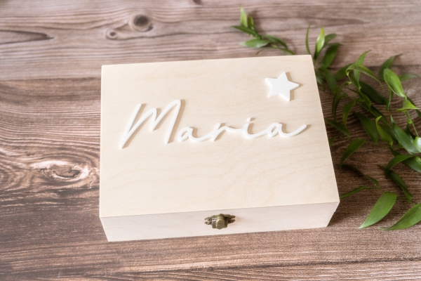 Holzbox Klappdeckel mit Scharniere und Verschluss, 3D Schriftzug Name und Stern, Sternenkind